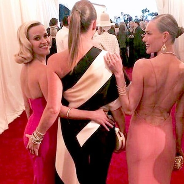 14. Модельер Стелла Маккартни щупает попу Риз Уизерспун