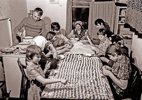 12. Лепить пельмени - любимое семейное занятие на выходных