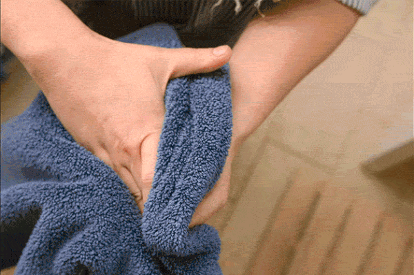 Слетело полотенце