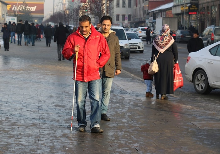 Karşıya Geçerken Bir Kadının Kolunu Tutan Engelli Vatandaşı 'Kör Taklidi Yapma' Diyerek Dövdüler!