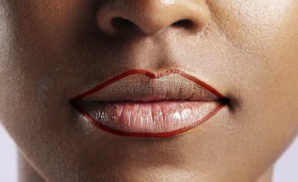 12. Карандаш для губ наносится до или после нанесения помады?