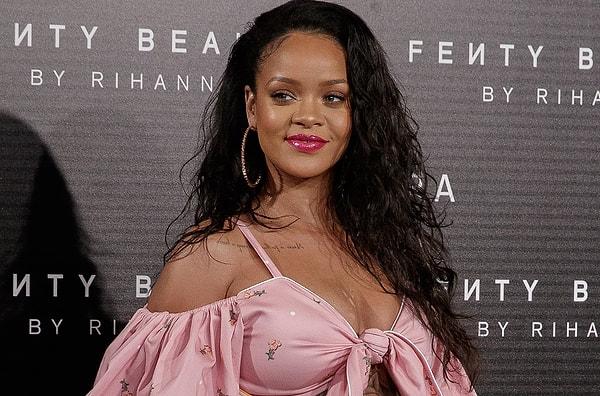Yine dünyaca ünlü şarkıcı Rihanna da müziğe yıllardır ara vermiş ve kendi makyaj markasına odaklanmıştı.