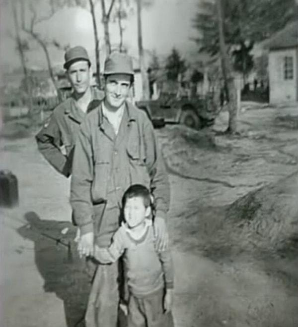 Astsubay Süleyman Dilbirliği, Kore Savaşı sırasında ailesini savaşta yitiren 5 yaşındaki bir kız çocuğunu sahiplenerek adını Ayla koymuştu.