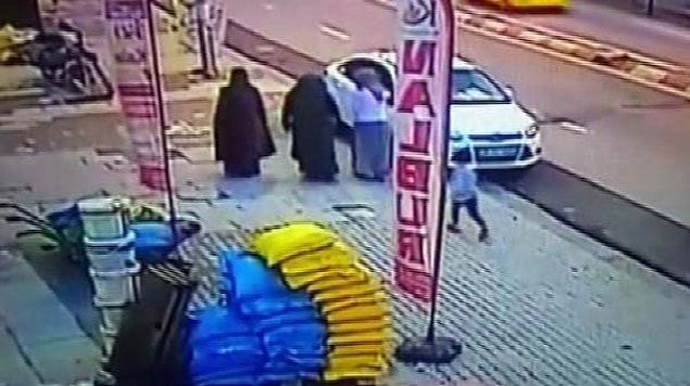 4. Kapıyı çalıp "Sende büyü var, 20 bin TL ver çözelim" diyen ikili şebeke