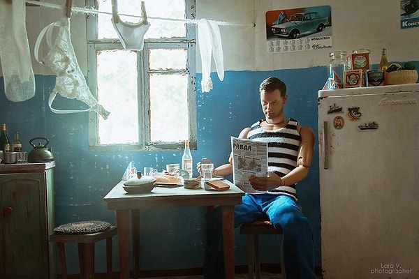 3. Кен за чтением газеты «Правда» 🤓