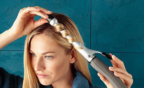 7. Потратить целый час на завивку, а потом обнаружить, что укладка "упала" - привычная картина для обладательниц прямых и тяжелых волос