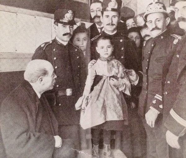 6. Остановить маньячку удалось благодаря усилиям ее бдительной соседки, которая увидела в окне одинокой дамы силуэт ребенка. Женщина тут же заявила в полицию.