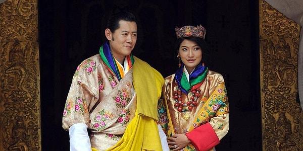 Kraliçe Jetsun Pema 2011'de 'Ejderha Kral' lakaplı Bhutan kralı Jigme Khesar Namgyel Wangchuck ile evlenince tahta geçti.