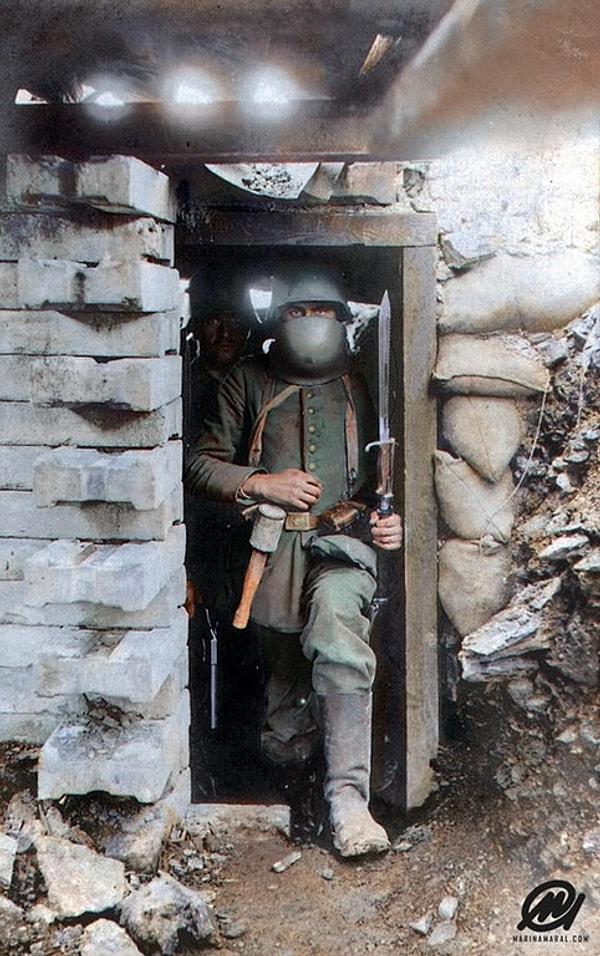 1. Birinci Dünya Savaşı'nda, cephedeki bir Alman askeri.