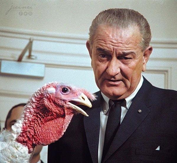 15. ABD başkanı Lyndon Johnson kendisine hediye edilen hindiye bakarken, 1967.