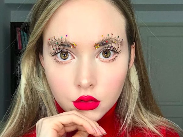 3. Taylor R - блогер из Канады, на данный момент проживающая в Гонконге, выложила на свою страничку в Инстаграм видео, в котором она демонстрирует свои брови в роли новогодней елки.