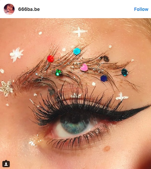 10. Быть может, новый тренд придется вам по душе, и вы тоже захотите создать у себя над глазами "рождественский эпатаж".