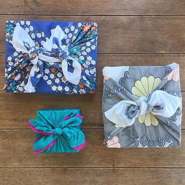 3. В Японии такую ткань называют "фуросики" (furoshiki) и используют для декорирования подарков или разнообразных товаров.
