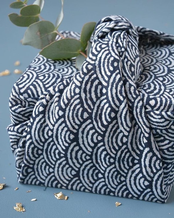 6. Если такая упаковка вам понравилась, под фото вы найдете полную инструкцию, как завернуть в подарочную ткань ваш подарок.