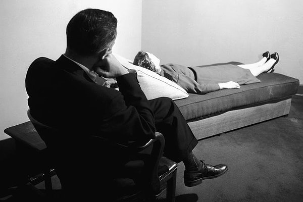 9. Основоположником психоанализа является: