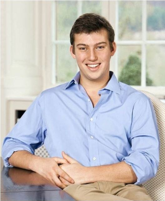 Его брат Луи отказался от притязаний на трон, так как полюбил простую девушку.