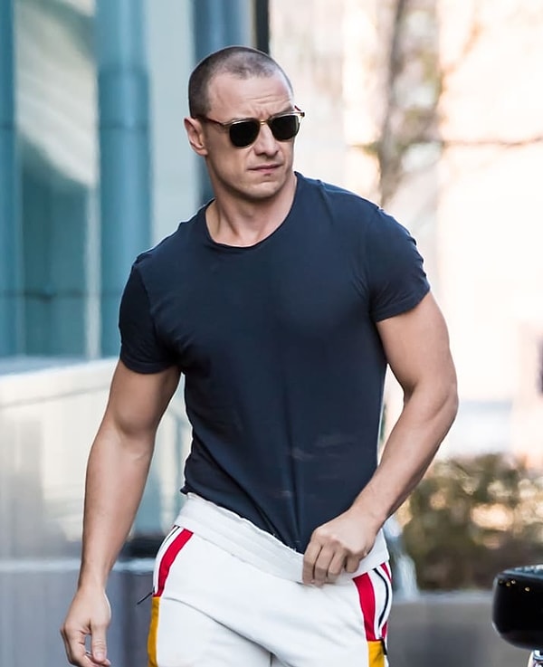 4. Некогда худой и не очень-то мускулистый Джеймс подкачался для роли в фильме «Стекло».