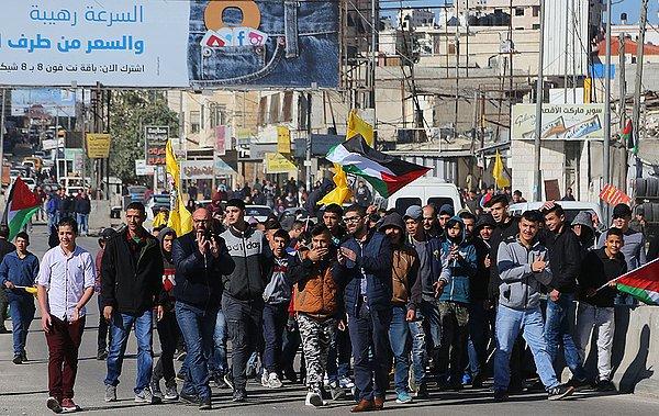 ABD'nin Kudüs kararını kınayan sloganlar atan eylemciler, Filistin bayrakları ile Mescid-i Aksa'nın fotoğraflarını taşıdı.