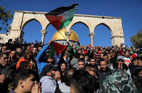Mescid-i Aksa'da kılınan cuma namazının ardından Filistinliler, düzenledikleri gösterilerle Trump'ın Kudüs'ü "İsrail'in başkenti" olarak tanıma kararını protesto etti.