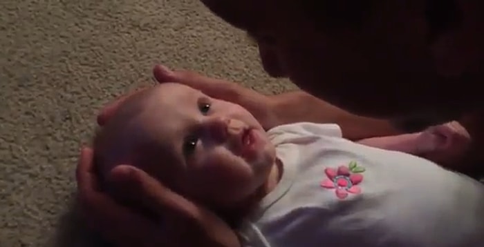 Şarkı Söyleyen Babasını Hayranlıkla Dinleyen Ufaklık