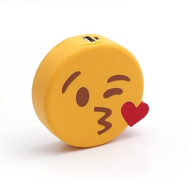 12. Ve son olarak, pilinin hiçbir zaman bitmemesini, yüzünün hep gülmesini garantileyecek Emoji Powerbank