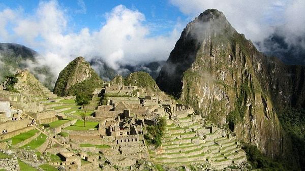 And Sıra Dağları'nı oluşturan dağlardan birinin zirvesinde, İnka Hükümdarı Pachacutec Yupanqui tarafından 1450'li yıllarda inşa ettirilen Machu Picchu'nun, 1551'de tamamen terk edildiği düşünülür.