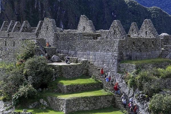 İki yüzden fazla merdiven sistemiyle birbirine bağlı olan taş yapılardan oluşan Machu Picchu, bugün Güney Amerika'nın en çok turist çeken bölgelerinden biri...