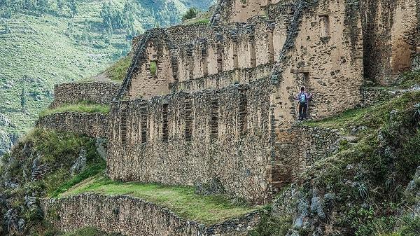 Şüphesiz, Machu Picchu ve İnkalar hakkında en çok merak edilen şey şudur: "Tekerleği ve yazıyı bulamayan İnka Uygarlığı, 1450 yılları civarında Machu Picchu gibi bir mühendislik harikası şehri nasıl ve neden inşa etti?"