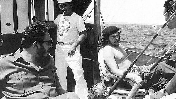 5. Эрнесто Че Гевара и Фидель Кастро на рыбалке (1960 год)