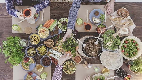 8. Вы неправильно сидите и ведёте себя за столом