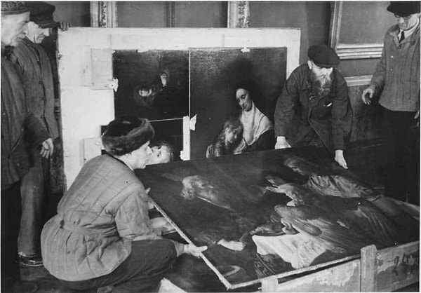6. Распаковка ящиков с картинами, вернувшимися из эвакуации в Эрмитаж, Ленинград (1945 год)