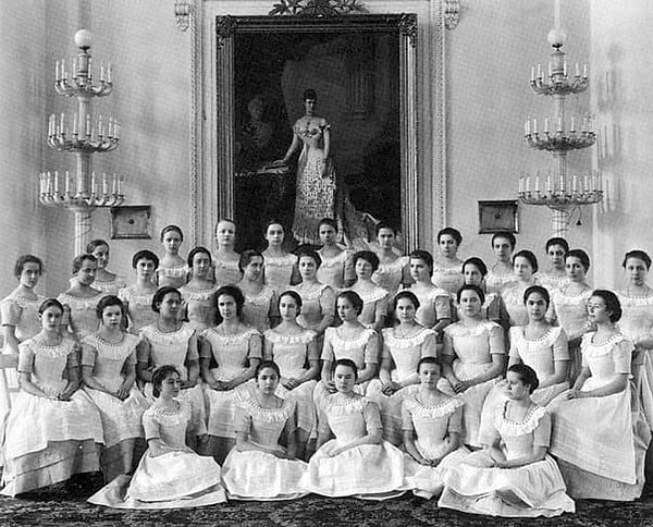 7. Последний выпуск воспитанниц Смольного института благородных девиц (1917 год)
