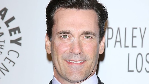 4. Для красной дорожки исполнитель роли Дона Дрэйпера, Джон Хэмм, регулярно использует пудру и консилер, и всё это в целом смотрится хорошо. Но вот иногда актёр всё же перебарщивает с количеством пудры в зоне под глазами.