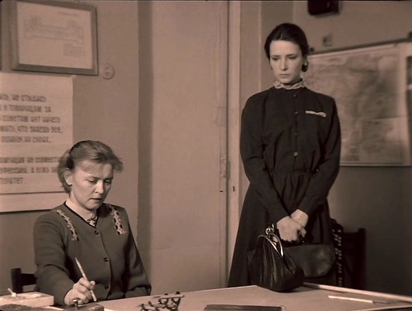 10. Когда учительница смотрит в журнал, долго выбирая, кого бы вызвать к доске...