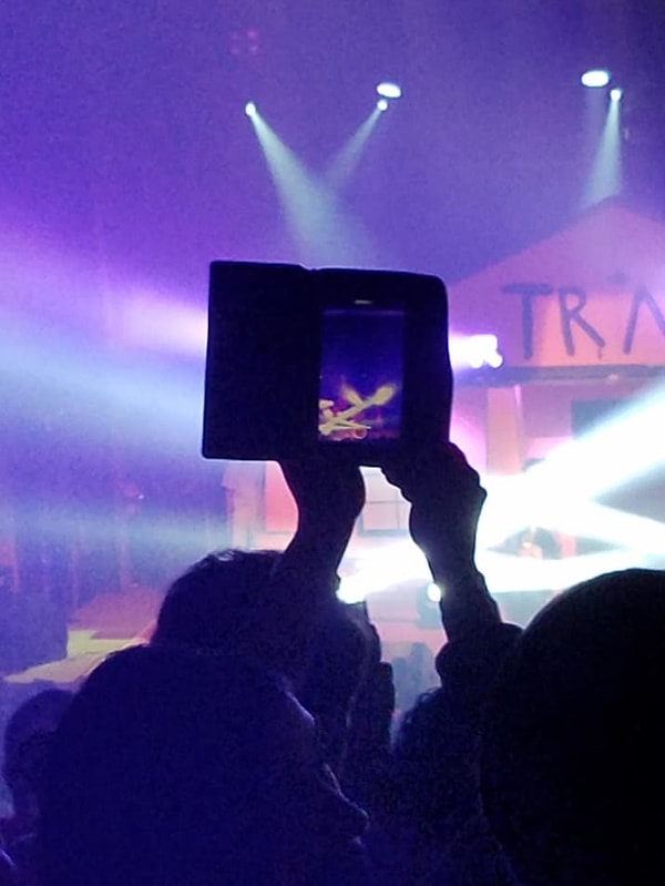 3. Люди, которые приносят планшеты на концерты, вас что роняли в детстве? 😡