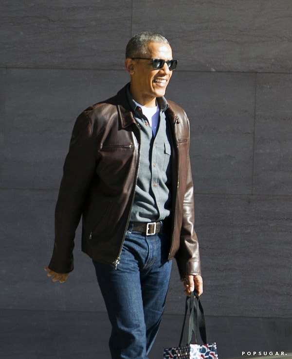 3. В марте Барак выглядел очень учтивым во время обычной прогулки с женой Мишель в Вашингтоне, округ Колумбия.