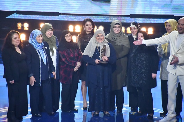 Hikayenin kalan kısmını kahramanın cümlelerinden dinleyelim: 'Geceleri mahallede olay çıkartan, dükkanların camını kıran gençlere engel olduk.'