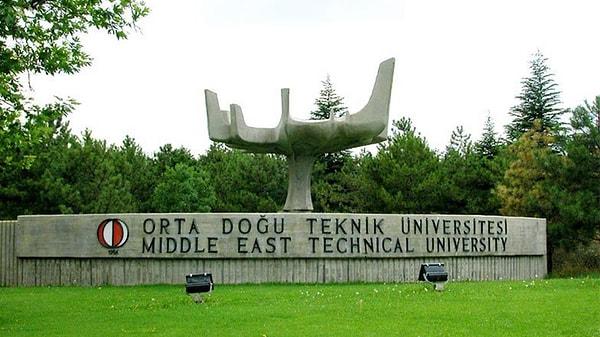 Asuman Özdağlar lise öğrenimini Ankara Atatürk Anadolu Lisesi'nde, lisans öğrenimini ise ODTÜ Elektrik-Elektronik Mühendisliği bölümünde tamamladı.