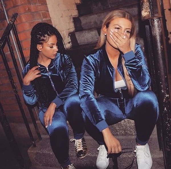 4. девушка проводит много времени со своими подругами