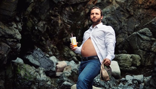 3. Перед тем как начать сниматься, Ник заскочил в Макдоналдс и съел там два двойных чизбургера, сэндвич Макчикен, 4 куриных наггетса, два шоколадных печенья и выпил среднюю газировку.