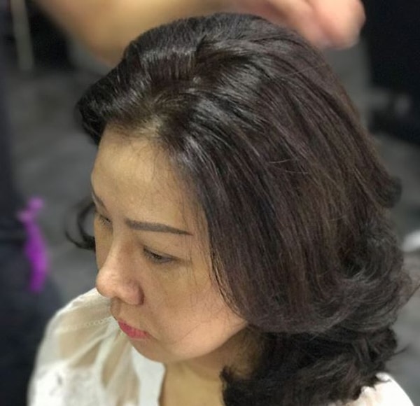 Благодаря косметическим средствам, которые также наносятся во время процедуры, волосы у корней остаются объемными на протяжении нескольких месяцев.