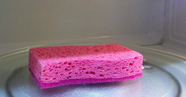 6. Губки - настоящие рассадники бактерий. Чтобы они оставались всегда чистыми, нагрейте их в микроволновке около минуты, чтобы убить все микробы.