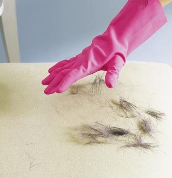 9. Избавьтесь от шерсти животных с помощью влажной резиновой перчатки.