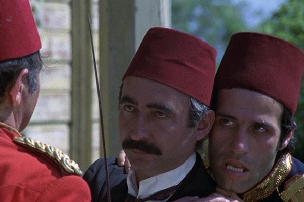6. Film çekildiğinde Şener Şen 35, Kemal Sunal ise 32 yaşında çakı gibi iki genç adamdı.