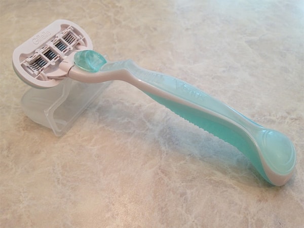 13. Не храните станок на бортике ванны или в любом другом месте, где он может намочиться.