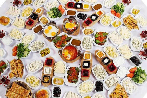 Bizde kahvaltının yeri Hürrem Sultan'ın saraydaki yerine eş değerdir öğünler arasında. Yumurtasından peynirine kadar masada bir sürü bulunur.