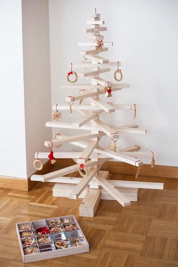 8. Эта елка выглядит больше как эпическая схватка в настольной игре Дженга 😂