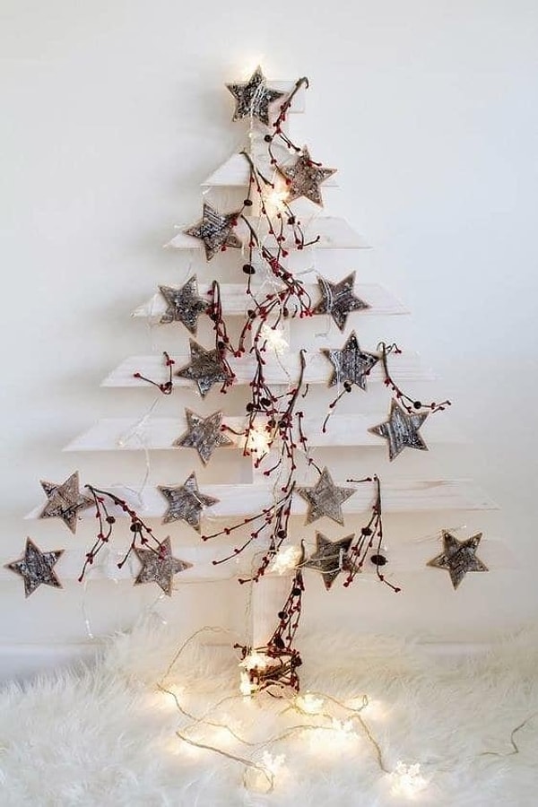 9. Если вы в настроении «сделай сам», то вот еще один вариант деревянной елки 😬