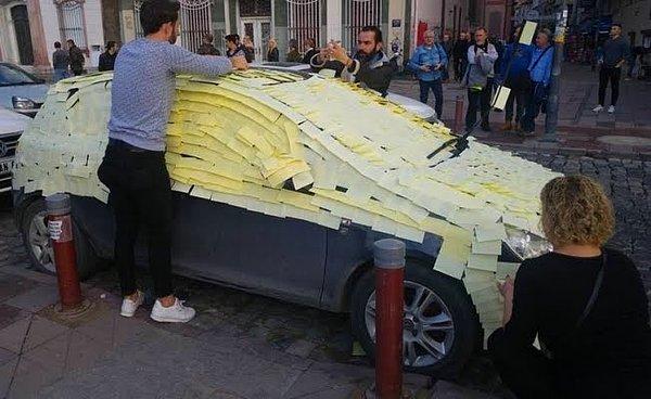 İzmir Kordon'da engelli rampası önüne park edilen araç duyarlı vatandaşların tepkisine neden oldu.