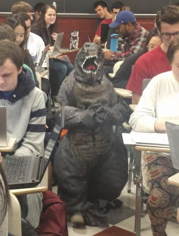 17. 7 yaşındaki çocuğu ısrar edince onu sınıfına getirmek zorunda kalan profesör ve Godzilla kostümünü giymek üzere ısrar eden ufaklık.